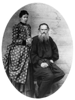 Leo tolstoy with his wife sofia tolstoya at yasnaya polyana in 1887.