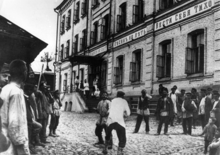 Inmates of n,a, bugrov's doss-house, nizhni novgorod, pre-revolution.