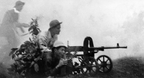Tet offensive, south vietnamese plaf (people's liberation armed forces) soldiers firing on enemy troops in south vietnam, 1968.