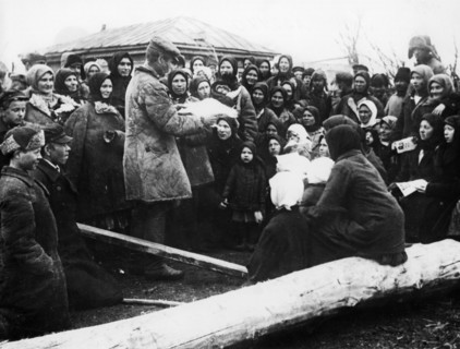 Private farmers discussing the decision of the communist party to grant preferential treatment to collective farmers, 1930.