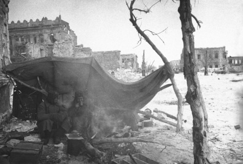 World war 2, battle of stalingrad, two red army soldiers having a meal during a break in the action, 1943.