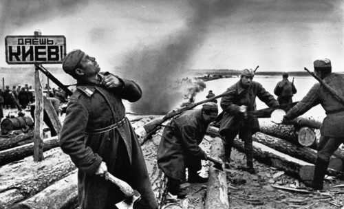 Soviet sappers set up a crossing of the dnieper river in 1943 on the approach to kiev.