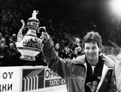 K, berry, captain of the canadian team, with the second prize of the 20th izvestia prize international ice hockey tournament, december 1986.