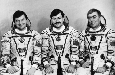 Soyuz tm-4, soviet cosmonauts (l to r) mission commander col, vladimir titov, flight engineer musa manarov, and researcher anatoly levchenko at the yuri gagarin cosmonauts training center, december 19...