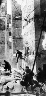 Street fighting in stalingrad in 1942.