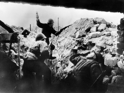 Red army soldiers during the battle on mamayev hill in stalingrad, january 1943.