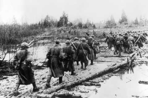 Soviet units of the 167th infantry regiment of the 1st guards division near the city of sukhinichi on their march to the west, 1942.