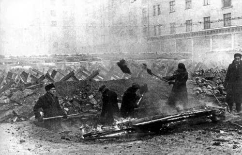 Muscovites build barricades preparing for nazi attacks, in november 1941, battle of moscow.