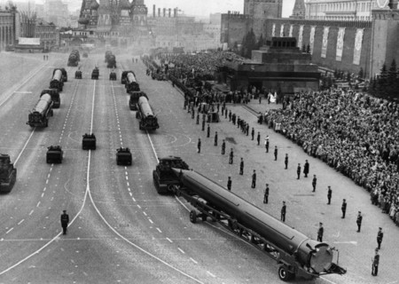 Sandal (ss-4) missiles at a 1962 may day parade in red square, moscow, ussr, the ss-4 is a single-stage, liquid-fuel irbm with a choice of nuclear or conventional warheads and a range of 1,100 miles, ...