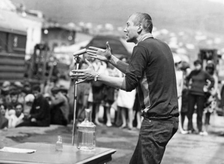 Yevgeny yevtushenko reciting his poems at osetrovsky fort, august 1967.