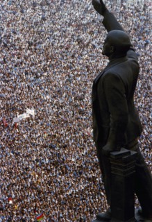 A mass independence rally by a statue of lenin in baku, azebaijan, januay 1990.
