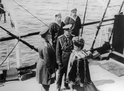 Edward vll of the united kingdom (l), nicholas ll of russia (c) and empress maria fyodorovna on the board of polar star yacht, 1908.