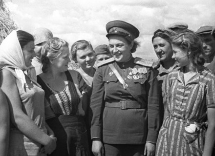 Ussr, odessa region, hero of the soviet union sniper lyudmila pavlichenko among collective farm workers at '?i????? ??????' (vilnij burlak) kolkhoz, 1944.
