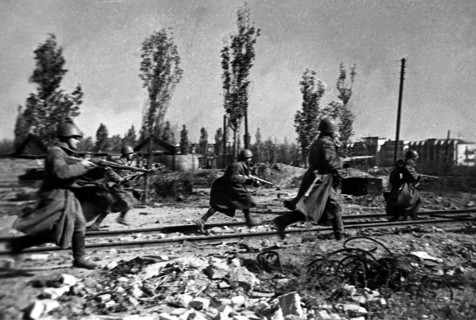 Battle of stalingrad, 1942: red army soldiers engaged in street fighting with german army .