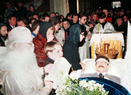 During funeral of vladislav listyev, investigative tv reporter and executive director of russian public television, listyev was gunned down by hired hitmen because of his investigations into the activ...