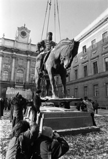 Installation of a new statue of alexander lli in st, petersburg.