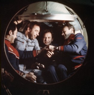 Salyut 6, soyuz 26, soyuz 27, soviet cosmonauts yuri romanenko, georgi grechko, oleg makarov, and vladimir dzhanibekov shaking hands in the module, 1978.