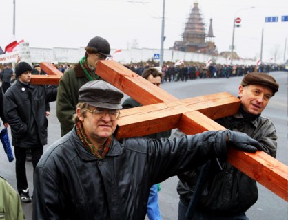 Minsk, belarus, november 2, 2003, activists and supporters of the belarus opposition hold an authorised march commemorating the victims of the stalinist repressions, participants in the march erected ...