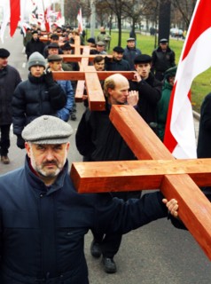 Minsk, belarus, november 2, 2003, activists and supporters of the belarus opposition hold an authorised march commemorating the victims of the stalinist repressions, participants in the march erected ...
