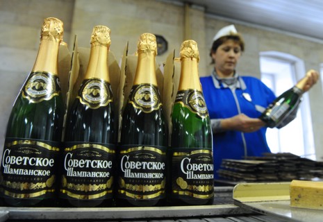 Moscow, russia, november 29, 2010, bottles of sovetskoye shampanskoye being packed in boxes at kornet, a moscow-based champagne winery.