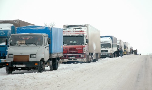 The rostov region is exerting efforts to liquidate the aftermath of a heavy snowfall that caused a 10-15km jam on the road near the city kamensk-shakhtinsky, an operation to clear the don federal high...