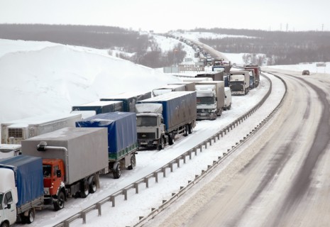 The rostov region is exerting efforts to liquidate the aftermath of a heavy snowfall that caused a 10-15km jam on the road near the city kamensk-shakhtinsky, an operation to clear the don federal high...