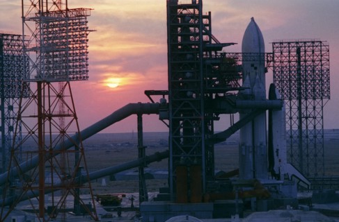 Baikonur cosmodrome, kazakh ssr, ussr, the launch vehicle 'energia' with the buran spacecraft on the launch pad, october 1988.