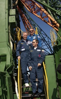 Baikonur, kazakhstan, september 27, 2005, the crew of the 12th expedition to the international space station, cosmonaut valery tokarev of russia (front) u,s, space tourist gregory olsen (middle) and a...