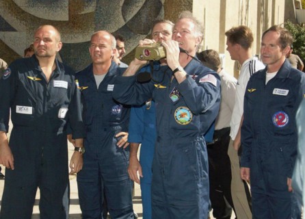 Baikonur, kazakhstan, september 29, 2005, backup crew sergei kostenko and jeffrey williams and main crew members of the soyuz tma-7 william mcarthur and valery tokarev (background) train for the fligh...