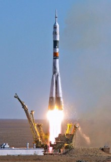 Soyuz tma-9 rocket carrying the 14th iss crew blasts off from a launch pad at baikonur cosmodrome in kazakhstan, september 18, 2006.