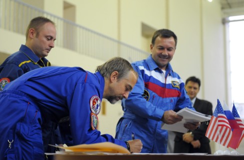 Moscow region, russia, september 18, 2008, u,s, space tourist richard garriott (foreground), astronauts michael fincke of the u,s and yury lonchakov of russia (l-r, background) appear prior to the exa...