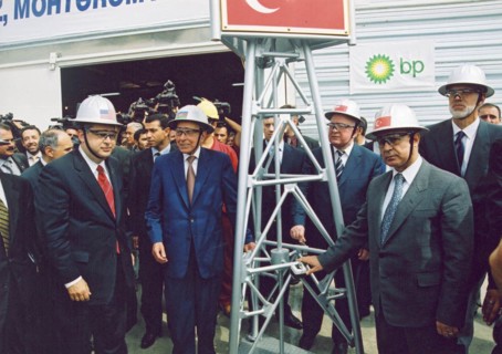 Azerbaijan, september 18, 2002, pictured (l-r) u,s, energy secretary spenser abraham, azerbaijan president geidar aliyev,,georgian president eduard shevardnadze and turkish president ahmed necdet seze...