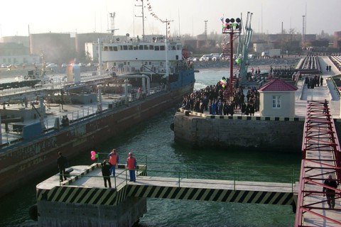 Makhachkala, daghestan, november 18, 2000, the first tanker mooring to a new pier of oil transporting harbor in makhachkala, which has become recently operational, using such a construction will allow...