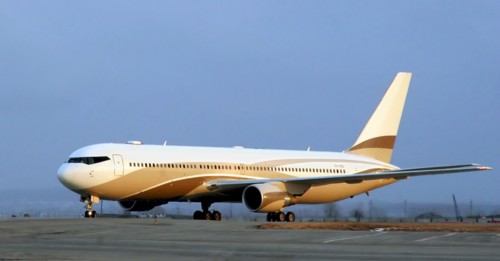 Governor of chukotka, roman abramovich arrives at koltsovo airport in his own boeing 767, he visits the region on eduard rossel's invitation, the governor of sverdlovsk region, yekaterinburg, russia, ...
