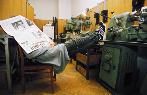 A typical scene - a worker with nothing to do due to a lack of orders during the economic crisis, october 1998.