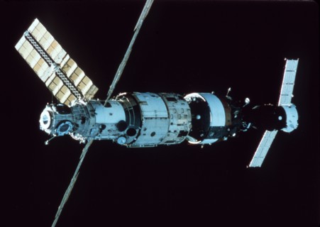 Soyuz tm-3: mir space station with quant cargo module, 1988.
