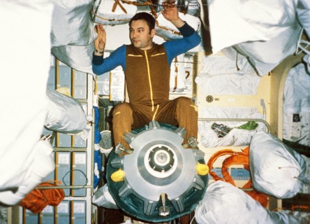 Soyuz tm-2, soviet cosmonaut yuri romanenko aboard the mir space station with a unit of the quant module, 1987.