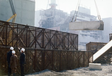 Construction crews building a containment wall around the damaged unit 4 reactor, chernobyl aps, ukraine, ussr, august 1986.