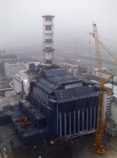 Aerial view of the containment sarcophagus of the entombed unit 4 reactor of the chernobyl aps, ukraine, ussr, october 1986.