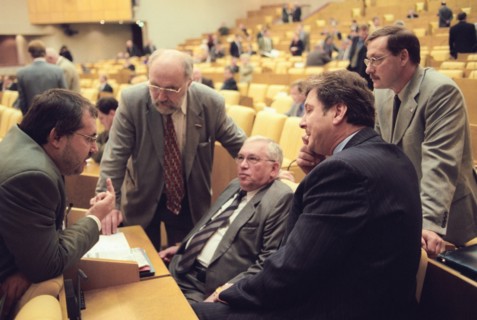 Boris nadezhdin, deputy head of the union of right forces faction and members of the yabloko faction sergei popov, vladimir lukin,sergei ivanenko and alexey arbatov (all l-r) talk during the plenary s...