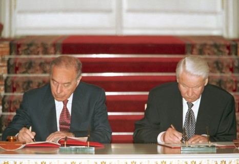 Boris yeltsin (r) and gaydar aliyev signed the agreement on friendship and cooperation in the kremlin, 1997.