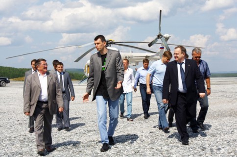 Krasnoyarsk territory, russia, july 20, 2009, mikhail prokhorov, polyus gold (polyus zoloto) chairman, and onexim (oneksim) group president, centre, visits blagodatnoe gold ore field, owned by oao pol...