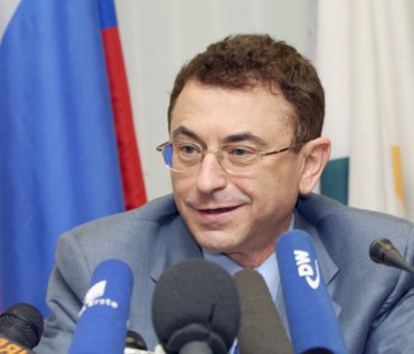 Moscow, russia, the new head of russian oil giant yukos, simon kukes smiles at a news conference on the company's new management board, tuesday, november 4, 2003, in the background seen alexander teme...