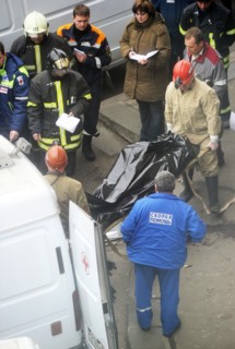 Moscow, russia, march 29, 2010, rescue workers carry the body of a bombing victim outside park kultury metro station, sokolnicheskaya line of the moscow underground, an explosion rocked the metro stat...
