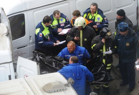 Moscow, russia, march 29, 2010, rescue workers carry the body of a bombing victim outside park kultury metro station, sokolnicheskaya line of the moscow underground, an explosion rocked the metro stat...