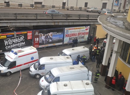 Moscow, russia, march 29, 2010, ambulances and rescue workers outside park kultury metro station, sokolnicheskaya line of the moscow underground, an explosion rocked the metro station at 8,40 during t...