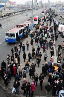 Moscow, russia, march 29, 2010, crowds of passengers await surface transport vehicles on krymsky bridge next to park kultury station after two blasts rocked stations on sokolnicheskaya line of the mos...