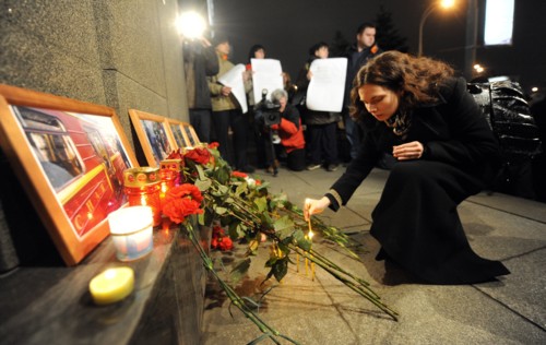 Moscow, russia, march 30, 2010, a woman lights candles to commemorate victims of the metro bomb explosions, blasts rocked two stations on sokolnicheskaya line of the moscow underground during the rush...