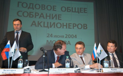 Moscow, russia, june 24, 2004, acting president of 'yukos rm' pyotr zolotarev, deputy head of yukos yuri beilin, head of nk yukos semen kukes, and head of 'yukos-moscow' steven theede (l-r), at the an...