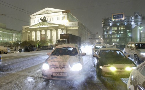 Moscow, russia, november 19, 2004, the bolshoi theatre (l) and the tsum shopping centre (r) in snow-covered teatralnaya square, heavy snowfalls have hit the russian capital.